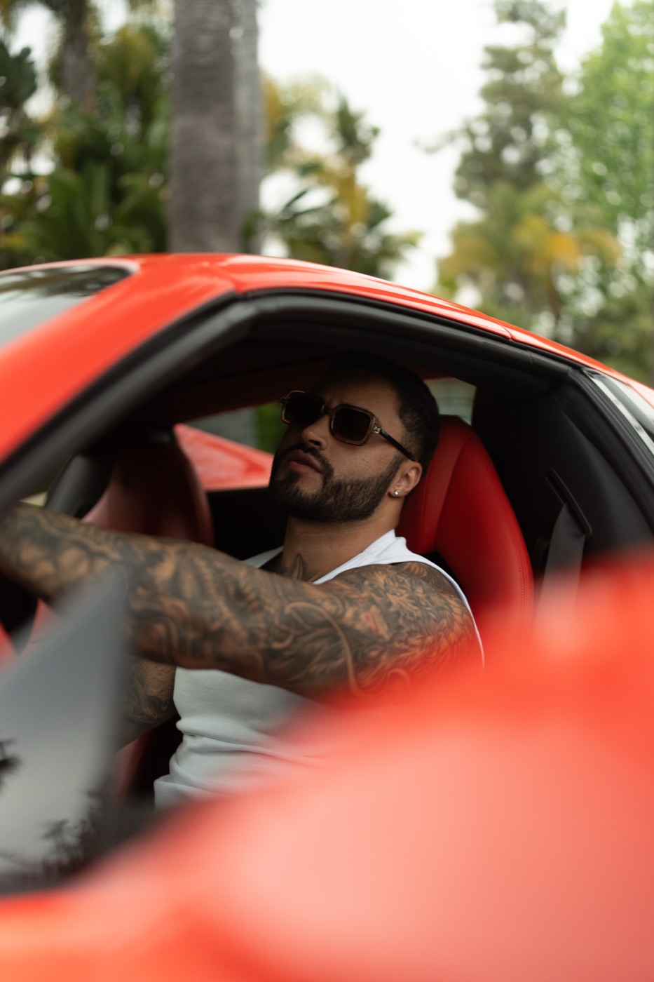 Operador ao volante, mantendo o controle da operação